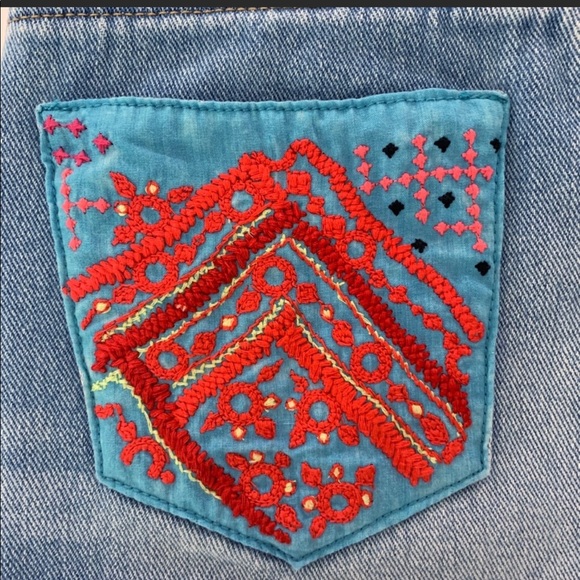 🎂Kendall & Kylie Embroidered Back Pocket Shorts - Picture 7 of 7